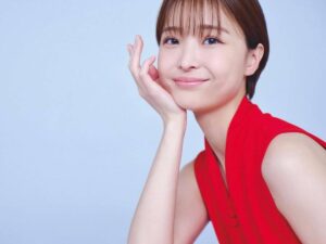 元フジテレビアナ・渡邊渚が披露する斬新デニムコーデの魅力