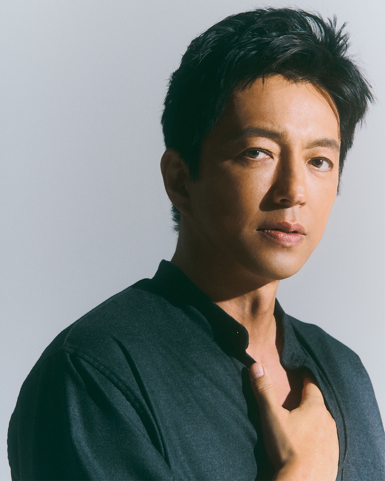 ファン歓喜!大沢たかおの最新オフショット公開・その裏側に迫る