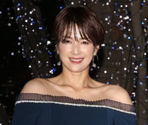 鮮やかニットとミニスカ姿！吉瀬美智子のスタイルを徹底分析