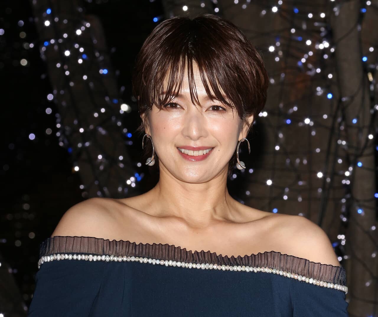 鮮やかニットとミニスカ姿!吉瀬美智子のスタイルを徹底分析