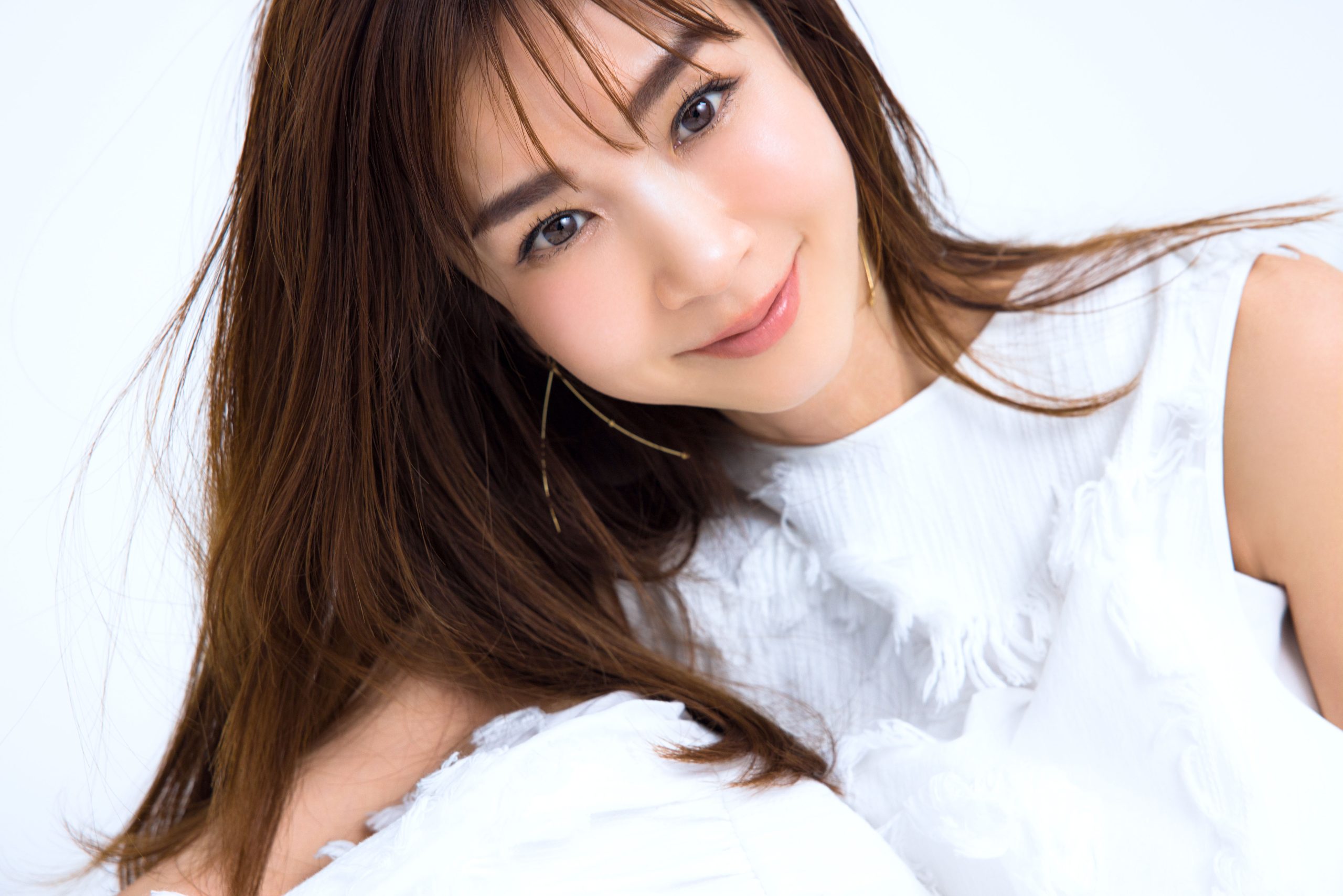 ほしのあきと三浦皇成の愛らしい密着ショットを振り返る