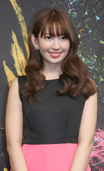 美ボディを魅せる小嶋陽菜:デニムとTシャツの完璧コーデ