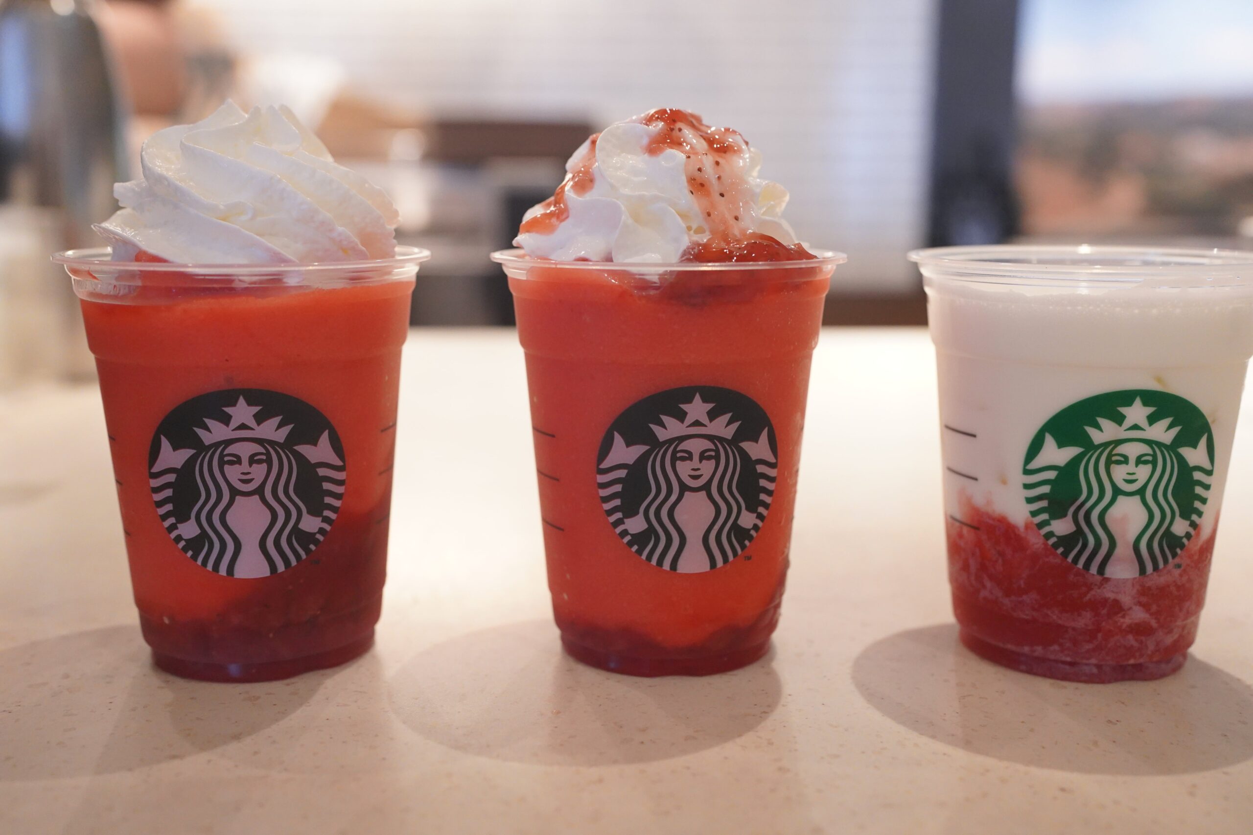 SNSで話題沸騰!スタバ新作“苺ミルク”の評判がとんでもないことに!?