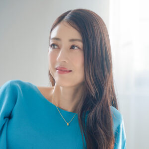 みんなが知ってるアラフィフじゃない！小沢真珠、海のテラスで美しさ爆発しすぎ！？