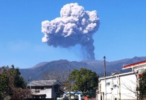 「火山特有の匂いがする」―新燃岳噴火、住民に広がる不安と警戒区域の実態