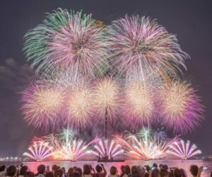 横浜みなとみらい花火大会で台船炎上　「爆発しながら燃える船」に騒然…現場で何が起きた？