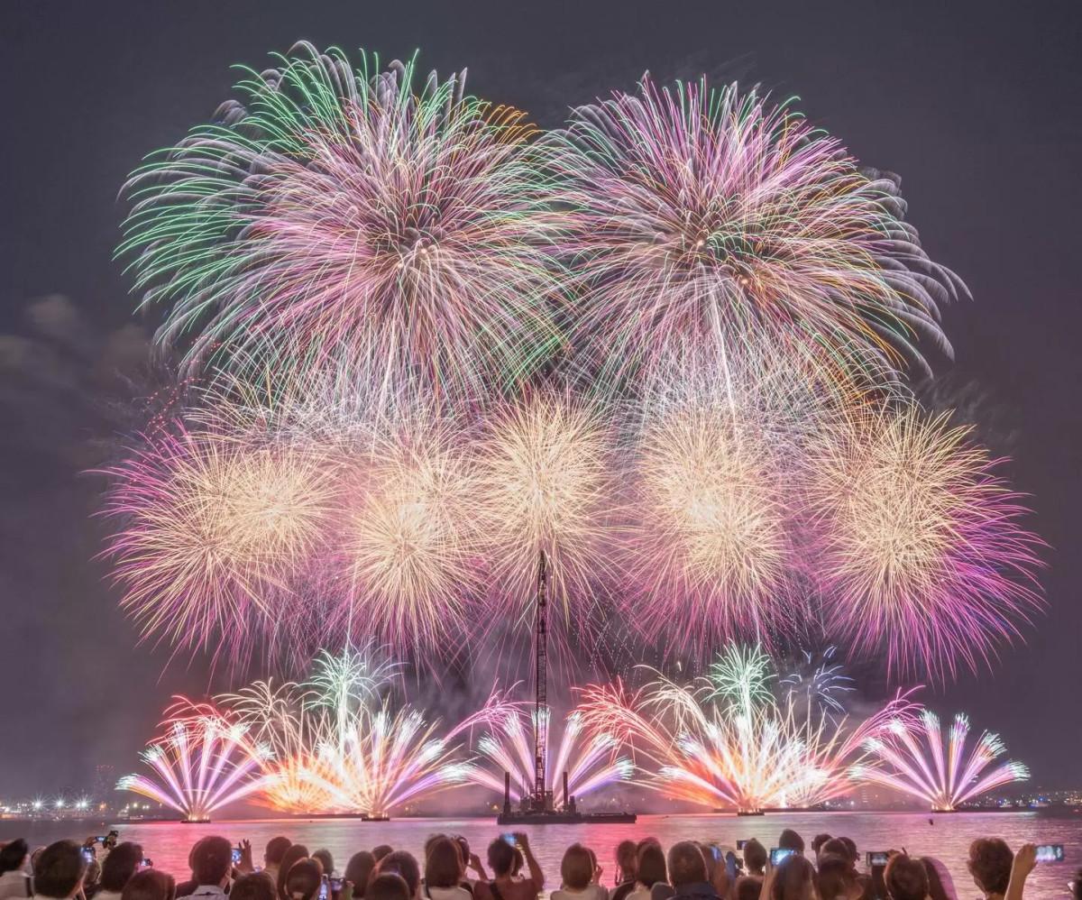 横浜みなとみらい花火大会で台船炎上　「爆発しながら燃える船」に騒然…現場で何が起きた？