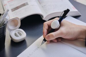 「孤独な勉強に寄り添う」コクヨ“やる気ペン”が3500万円超の応援購入を集めた背景