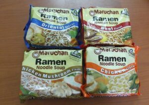 ラーメンを調理せず食べた10代少年が腹痛・嘔吐の末に死亡、SNSブームの危険性とは