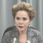 デヴィ夫人、傷害容疑で書類送検　殴る蹴るのトラブル報道で芸能界に激震