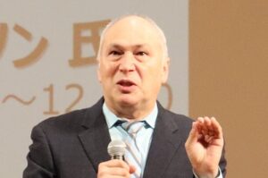 モーリー・ロバートソンさん死去、63歳　食道がん闘病の最期…池田有希子が綴った「私の最愛の人でした」