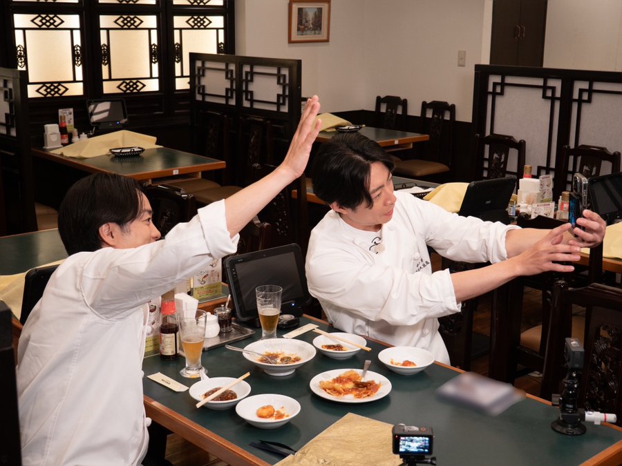 櫻井翔＆相葉雅紀が初バイト！？中華料理店で見せる二人の連携プレイが話題に